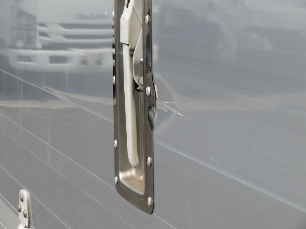 あおり運転席側中央付近にヘコミがあります。|いすゞ フォワード 2RG-FRR90T2(2WD)の写真38