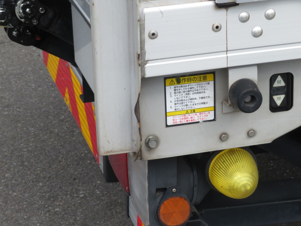 門口ポスト運転席側下部のミミに曲がりがあります。|いすゞ フォワード 2RG-FRR90T2(2WD)の写真40