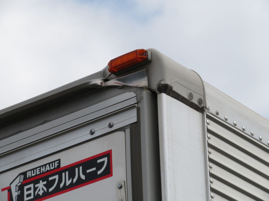 運転席側雨どいに曲がり・ヘコミがあります。|いすゞ フォワード 2RG-FRR90T2(2WD)の写真41