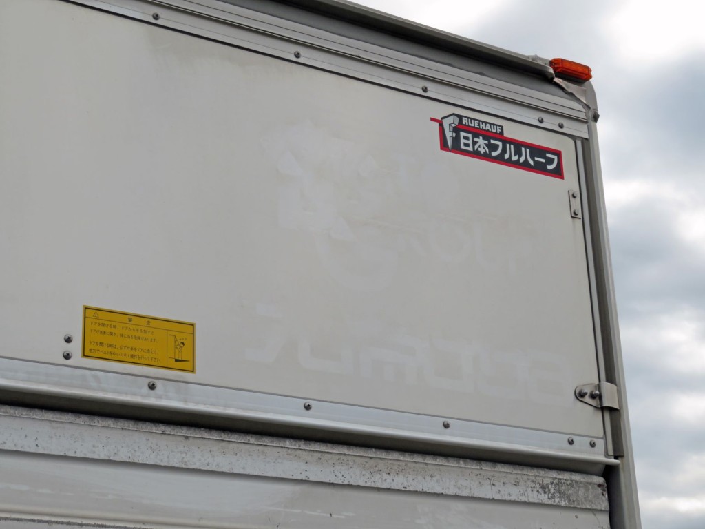 上蓋に看板日焼け跡があります。|いすゞ フォワード 2RG-FRR90T2(2WD)の写真42