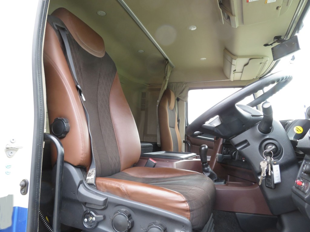 運転席座面にヘタリがあります。|日野 プロフィア 2DG-FW1AHGの写真6