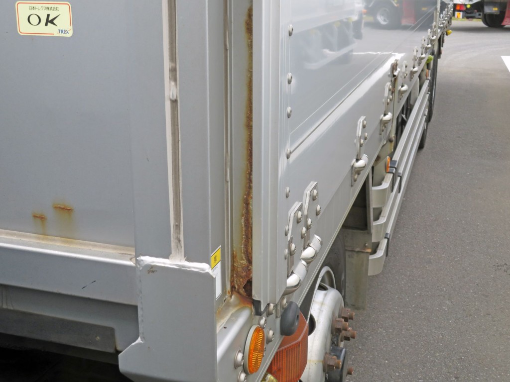 助手席側の前柱にサビがあります。|日野 プロフィア 2DG-FW1AHGの写真15