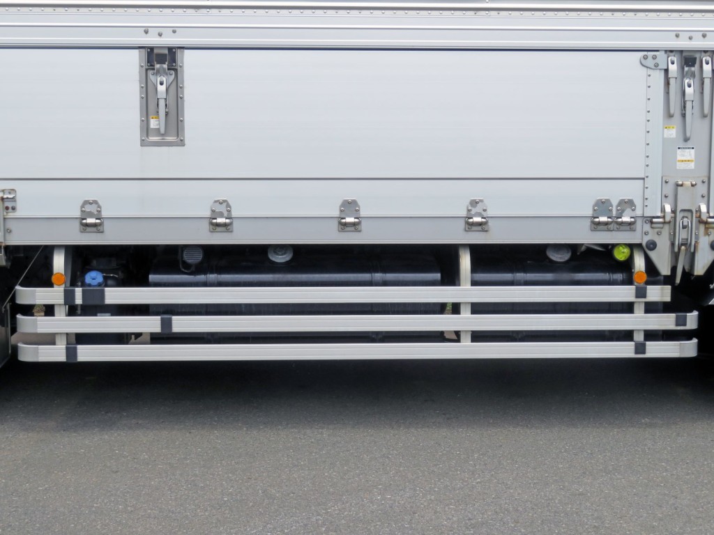 燃料タンクは300Lと200Lが付いています。|日野 プロフィア 2DG-FW1AHGの写真22