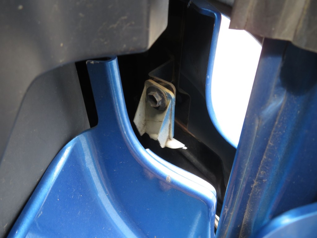 運転席側ステップ付近のカバーの取り付け部が割れており、ガタが出ています。|日野 プロフィア 2DG-FW1AHGの写真35