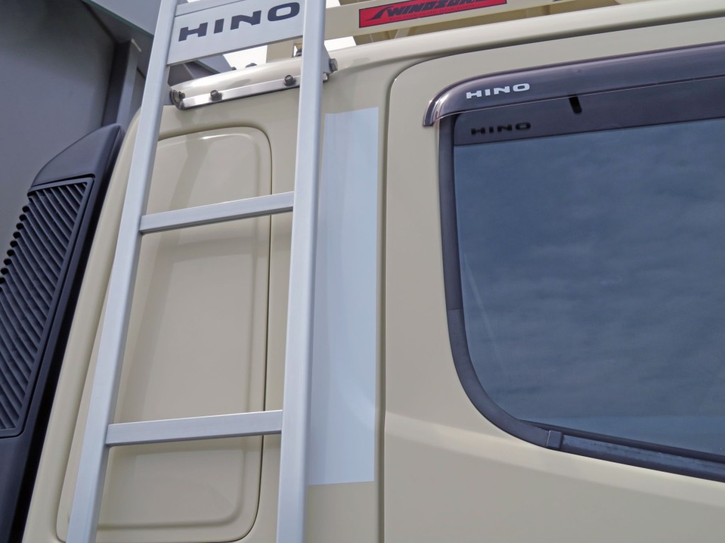 運転席側クォーターパネルに看板隠し塗装があります。|日野 プロフィア 2DG-FW1AHGの写真36