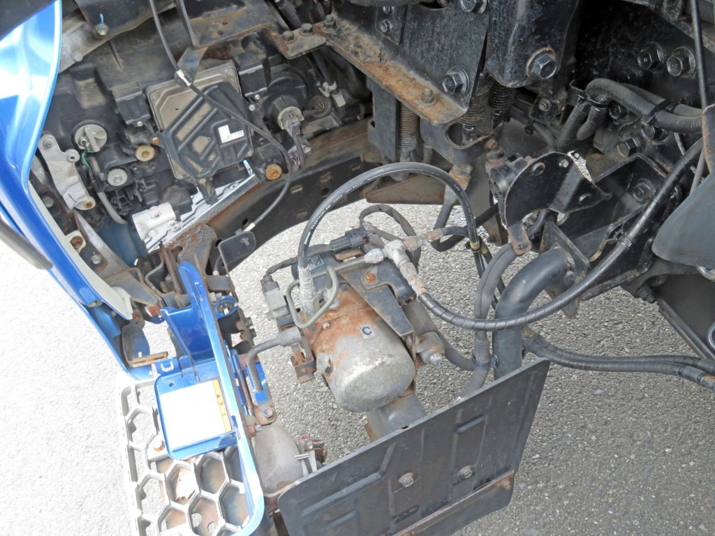 キャブ下側付近各所にサビがあります。|日野 プロフィア 2DG-FW1AHGの写真39