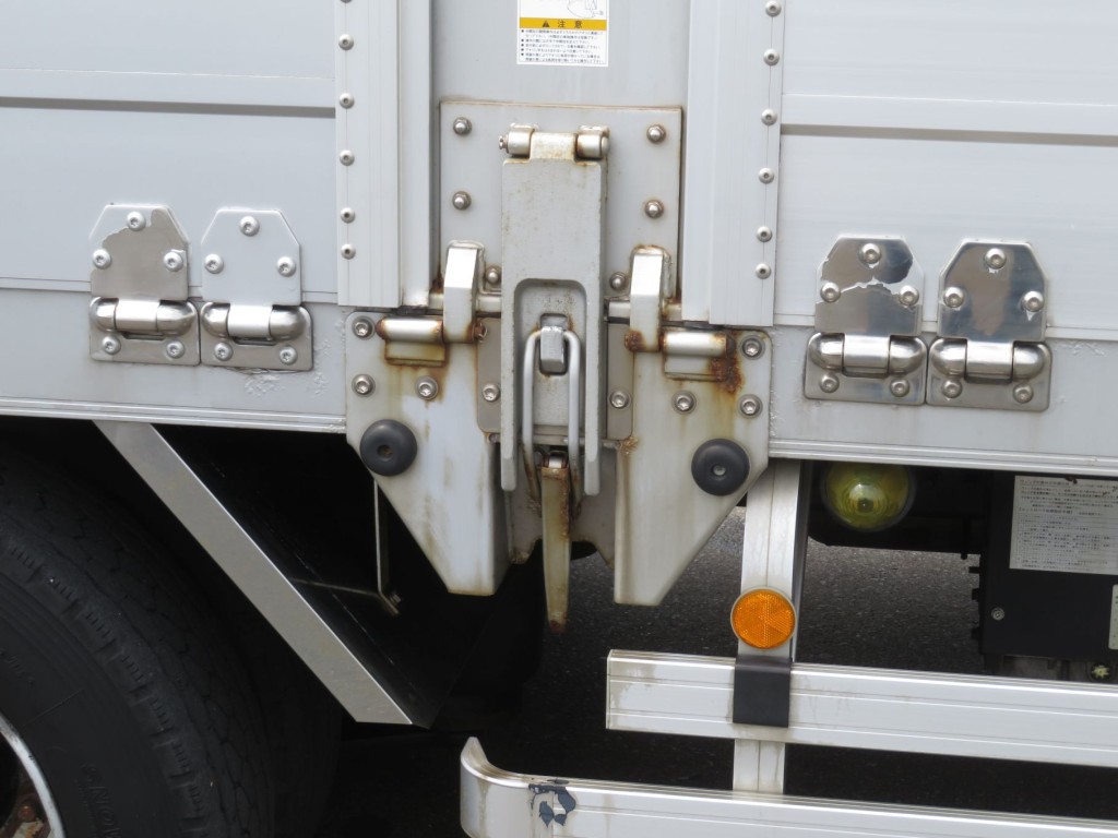 運転席側中柱にサビがあります。|日野 プロフィア 2DG-FW1AHGの写真48