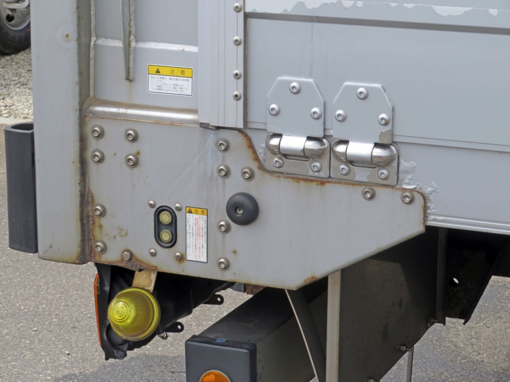 運転席側後方のガセット部にサビがあります。|日野 プロフィア 2DG-FW1AHGの写真50