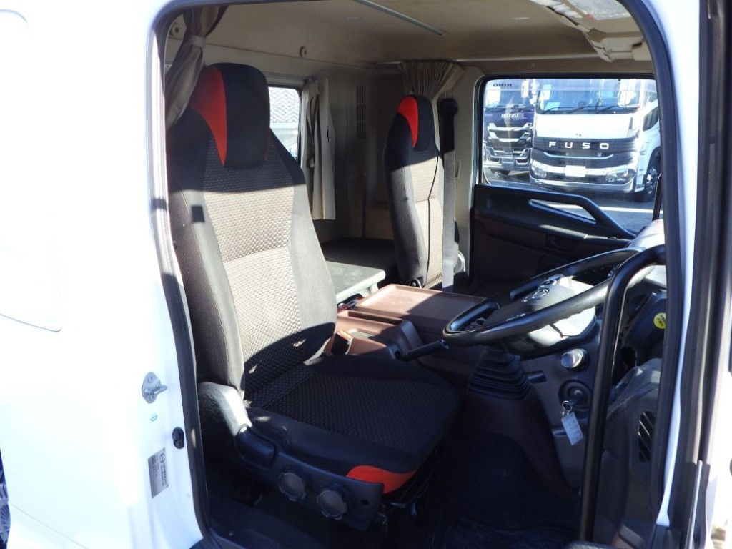 乗車定員は２名です。|日野 レンジャー 2PG-FE2ABAの写真6
