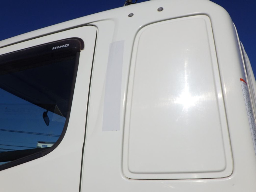 左右のクォーターパネルに塗装跡があります。|日野 レンジャー 2PG-FE2ABAの写真24