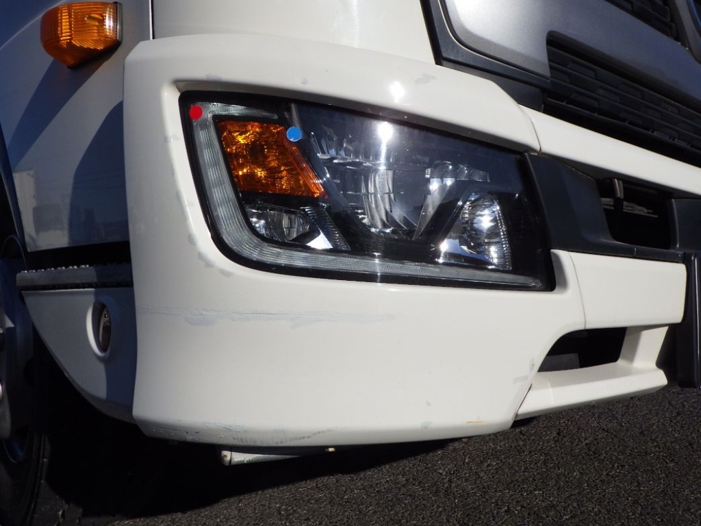フロントバンパーの両サイドにキズ・塗装跡があります。|日野 レンジャー 2PG-FE2ABAの写真27