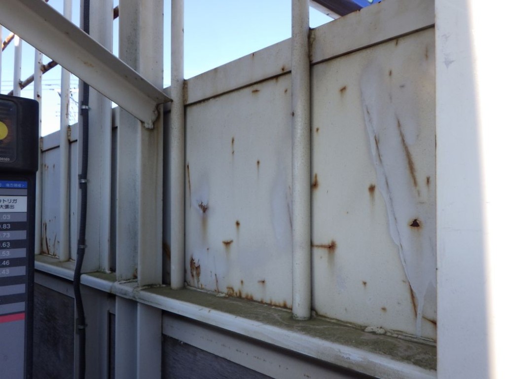 プロテクター前面にサビ・凸があります。|日野 レンジャー 2PG-FE2ABAの写真28