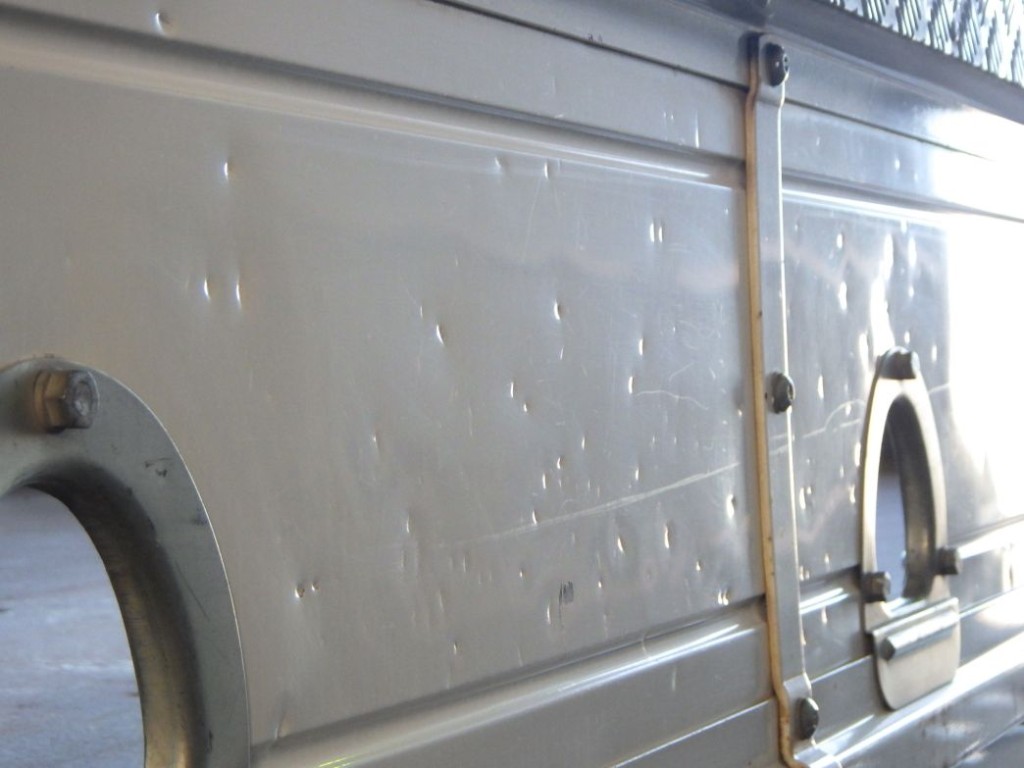 左右のアオリに細かいヘコミがあります。|日野 レンジャー 2PG-FE2ABAの写真31