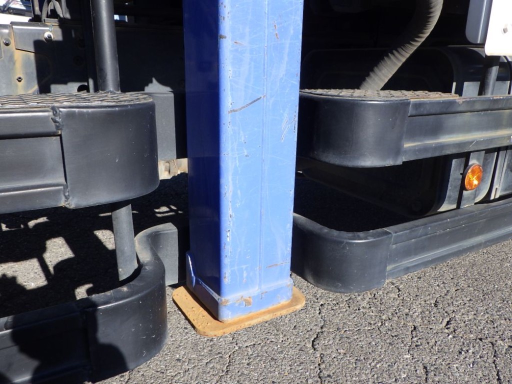 左右のアウトリガーにキズ・サビがあります。|日野 レンジャー 2PG-FE2ABAの写真32