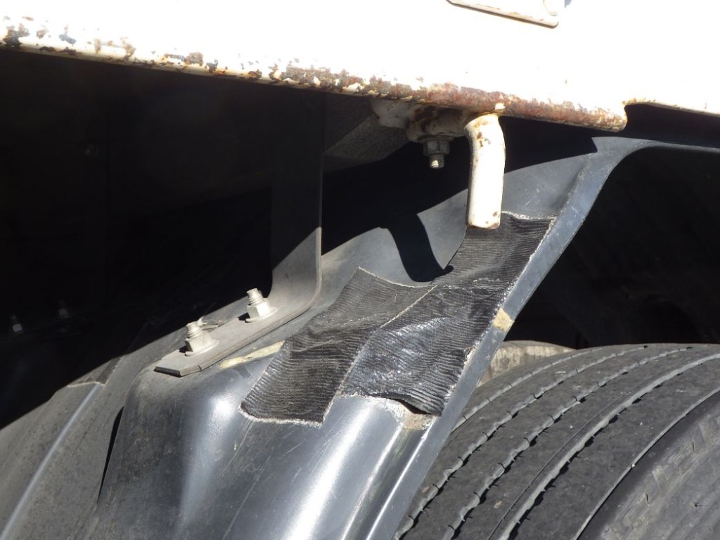 運転席側リヤフェンダーに割れ・テープ補修跡があります。|日野 レンジャー 2PG-FE2ABAの写真34