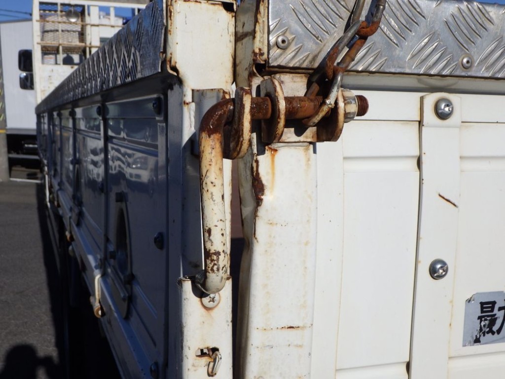 リヤアオリの両サイドにキズ・サビ・ヘコミがあります。|日野 レンジャー 2PG-FE2ABAの写真41