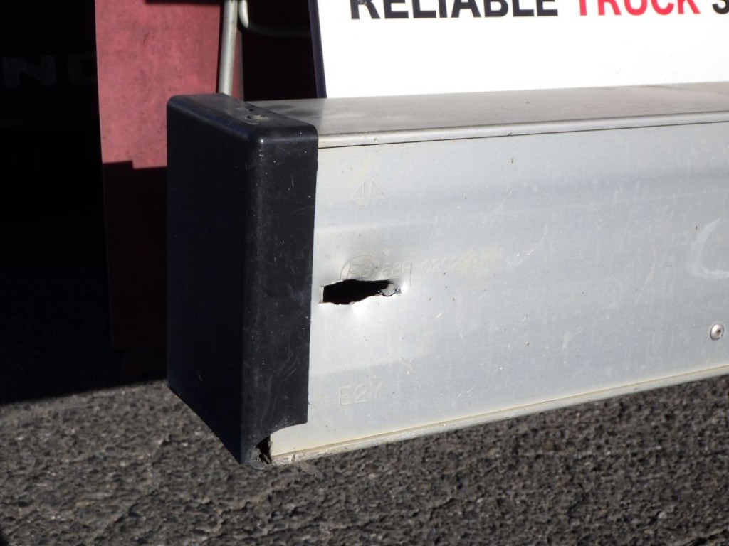 リヤバンパーの助手席側に穴があります。|日野 レンジャー 2PG-FE2ABAの写真42