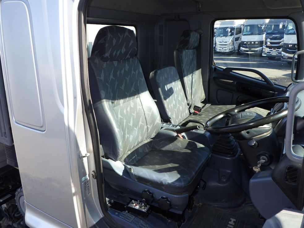 乗車定員は３名です。|日野 レンジャー BDG-FD7JDWA(2WD)の写真7