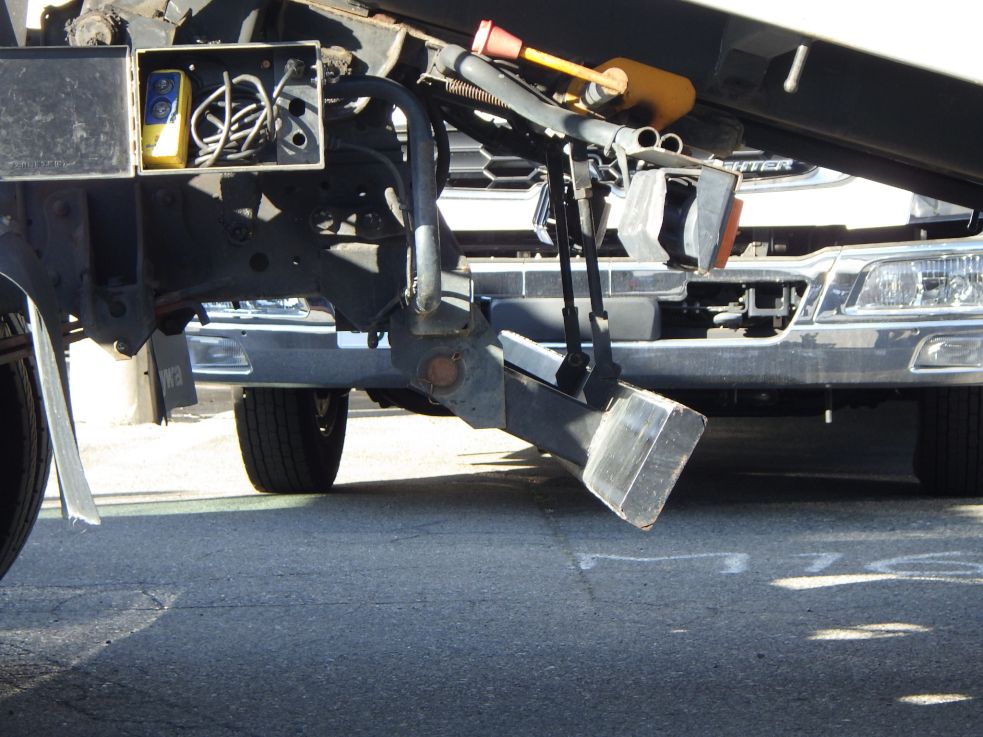 リヤバンパーは可倒式です。センタージャッキが欠品しています|日野 レンジャー BDG-FD7JDWA(2WD)の写真13