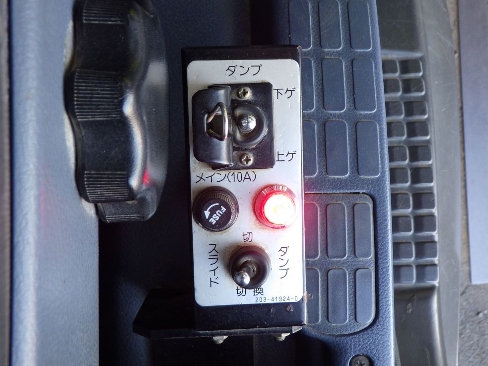 上物の操作スイッチです。|日野 レンジャー BDG-FD7JDWA(2WD)の写真19