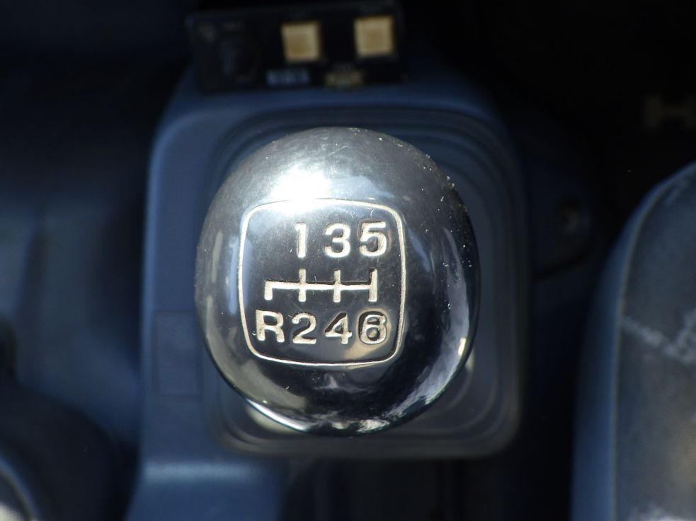 MT６速です。|日野 レンジャー BDG-FD7JDWA(2WD)の写真21