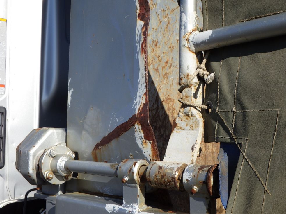 プロテクターの両サイドにキズ・サビ・曲がりがあります。|日野 レンジャー BDG-FD7JDWA(2WD)の写真35