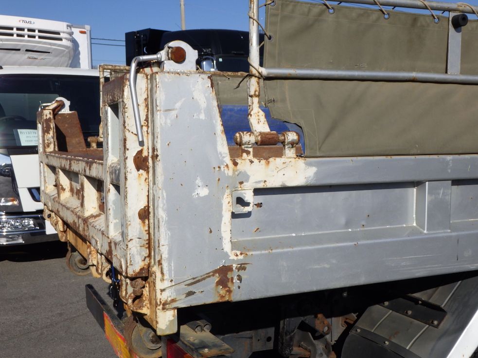 ボディー後方の両サイドにキズ・サビがあります。|日野 レンジャー BDG-FD7JDWA(2WD)の写真37