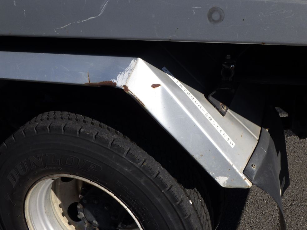 左右のリヤフェンダーにキズ・サビ・ヘコミがあります。|日野 レンジャー BDG-FD7JDWA(2WD)の写真39