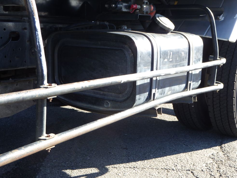 左右のサイドバンパーにキズ・サビ・曲がりがあります。|日野 レンジャー BDG-FD7JDWA(2WD)の写真40