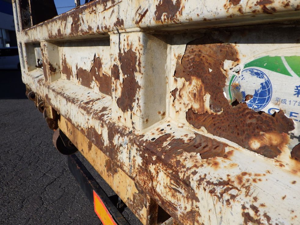 リヤ周りにキズ・サビ・ヘコミがあります。|日野 レンジャー BDG-FD7JDWA(2WD)の写真43