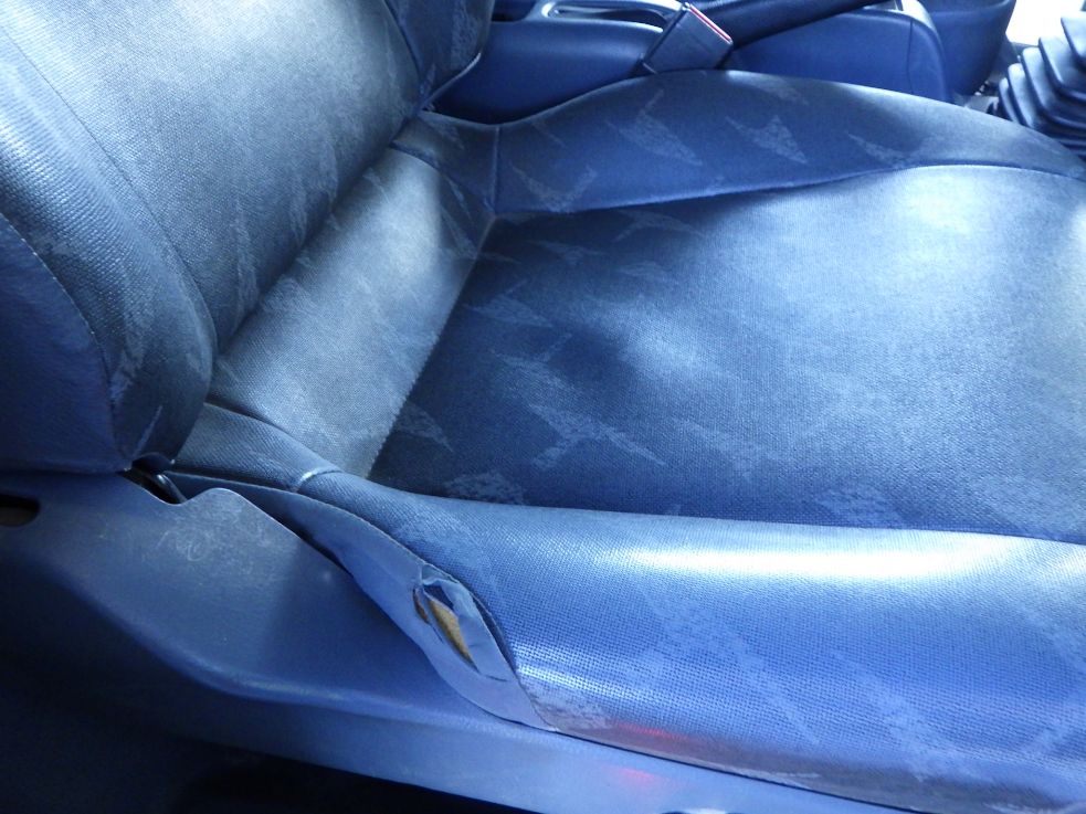 運転席座面にヘタリ・破れがあります。|日野 レンジャー BDG-FD7JDWA(2WD)の写真45