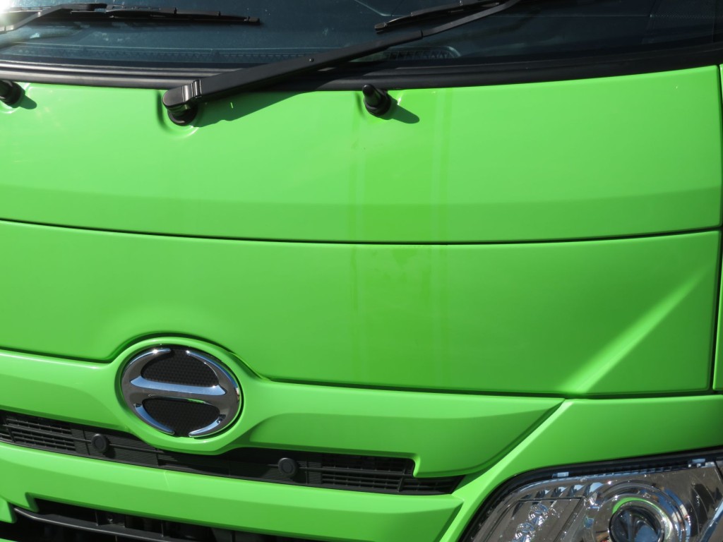 フロントパネルにライン日焼け跡があります。|日野 デュトロ 2RG-XZU605X(2WD)の写真16