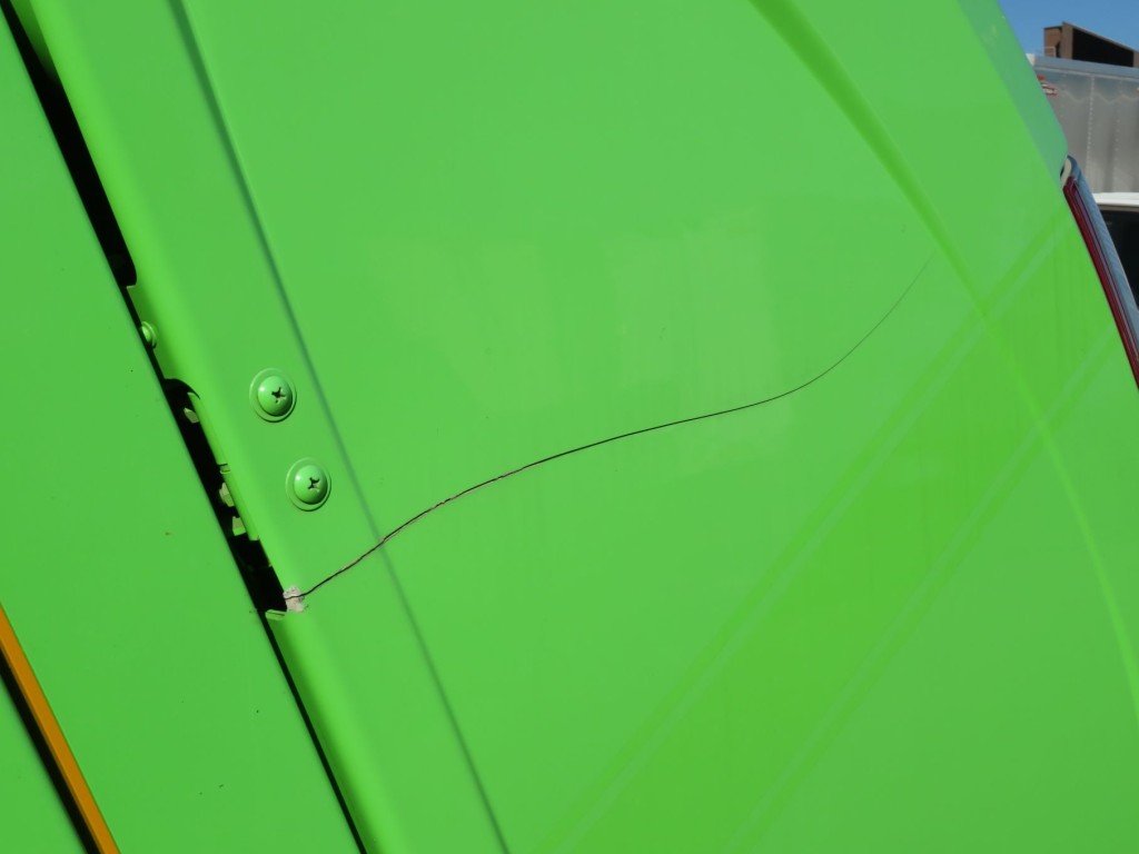 テールゲート側面の外装パネルに割れがあります。|日野 デュトロ 2RG-XZU605X(2WD)の写真20