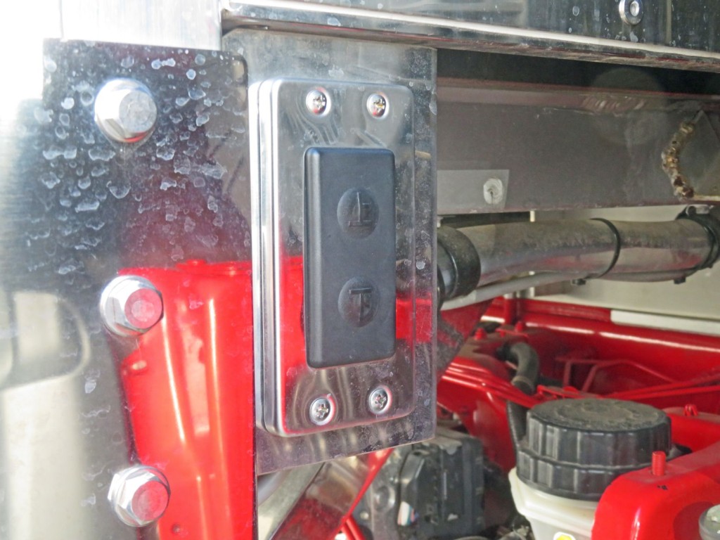 ウイング開閉スイッチが前方側にも付いています。|日野 レンジャー 2KG-FD2ABG(2WD)の写真11