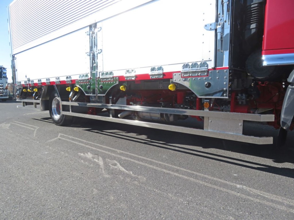 サイドバンパー・サイドバンパーステー・リアフェンダーはステンレス張りです。|日野 レンジャー 2KG-FD2ABG(2WD)の写真15