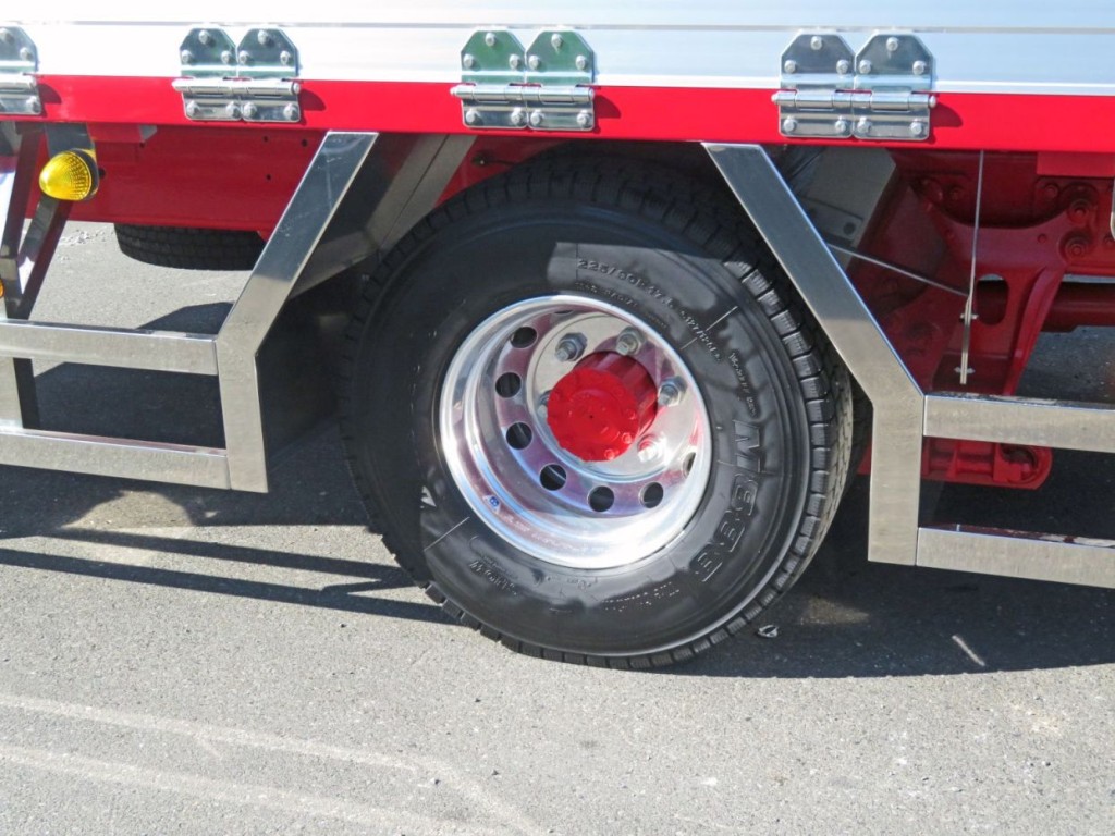 アルミホイールです。（リアフェンダーはステンレス製です）|日野 レンジャー 2KG-FD2ABG(2WD)の写真19