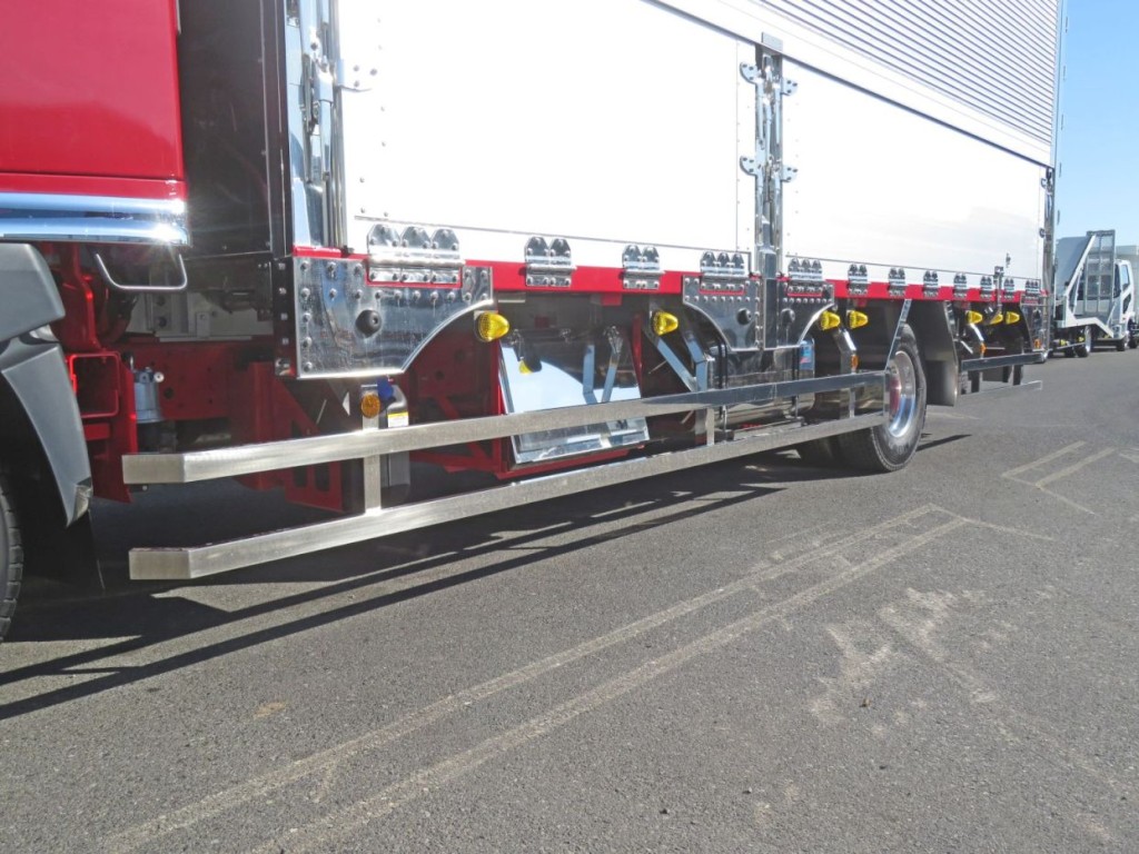 サイドバンパー・サイドバンパーステー・リアフェンダーはステンレス張りです。|日野 レンジャー 2KG-FD2ABG(2WD)の写真26