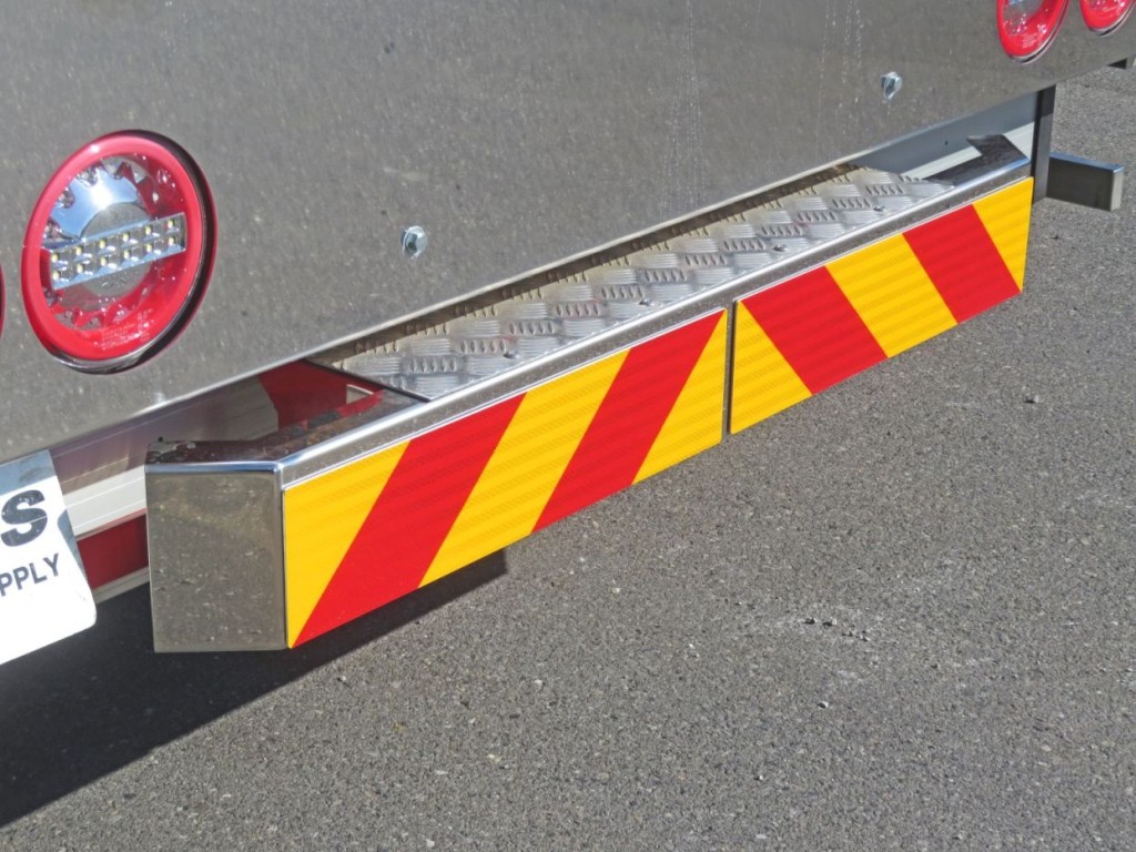 リアステップはステンレス製です。|日野 レンジャー 2KG-FD2ABG(2WD)の写真40