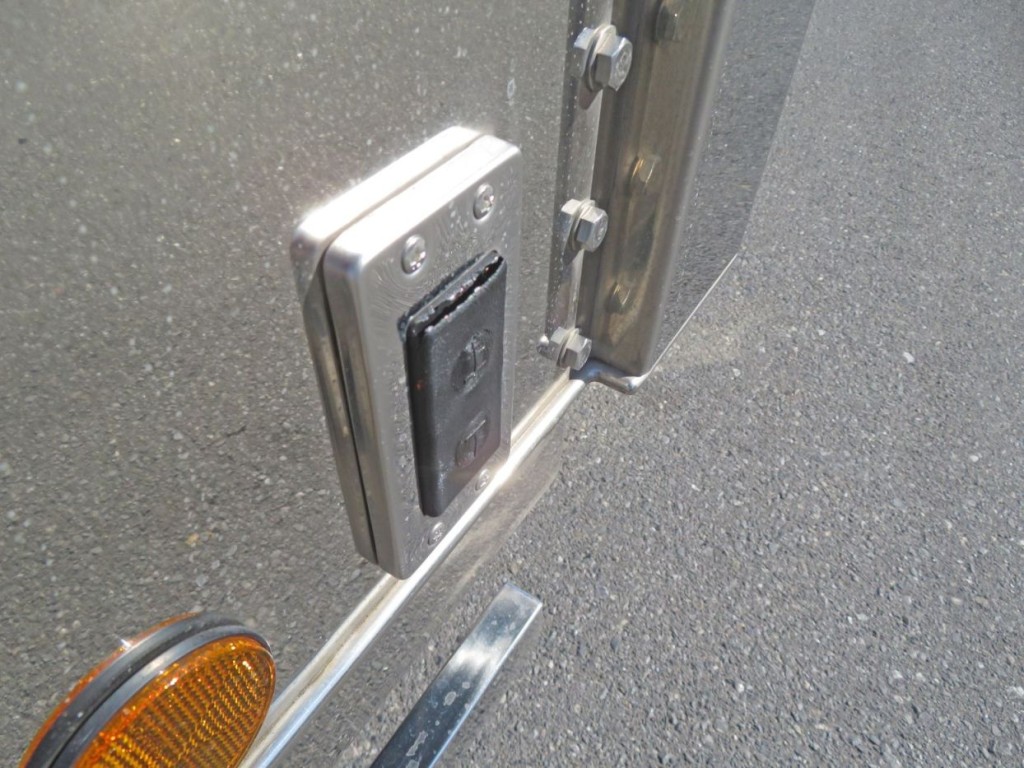 助手席側後方のウイング開閉スイッチのカバーに破れがあります。|日野 レンジャー 2KG-FD2ABG(2WD)の写真45