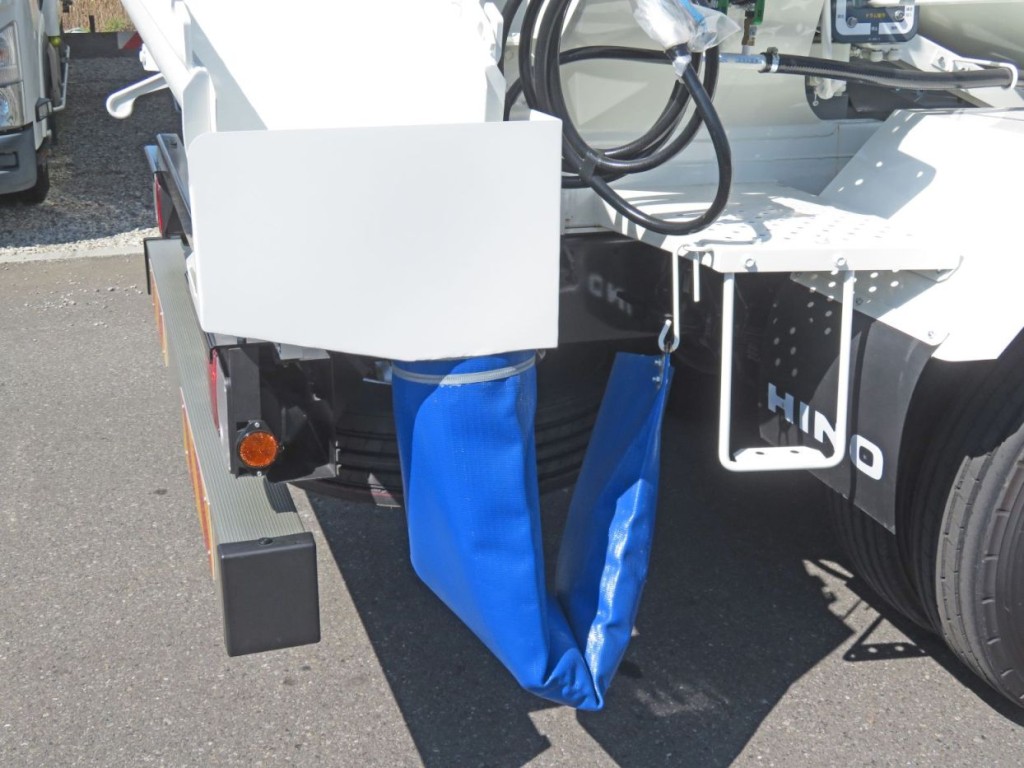 汚水タンク付きです。|日野 レンジャー 2KG-FJ2ACAの写真17