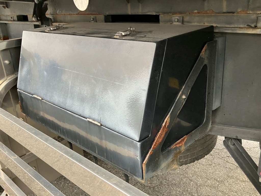 工具箱はFRP製です。ステーにサビがあります|コダイラ KFL32改の写真20