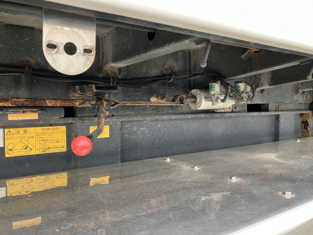 リヤゲートはエアーロック/手動兼用です。レバーにサビがあります|コダイラ KFL32改の写真23