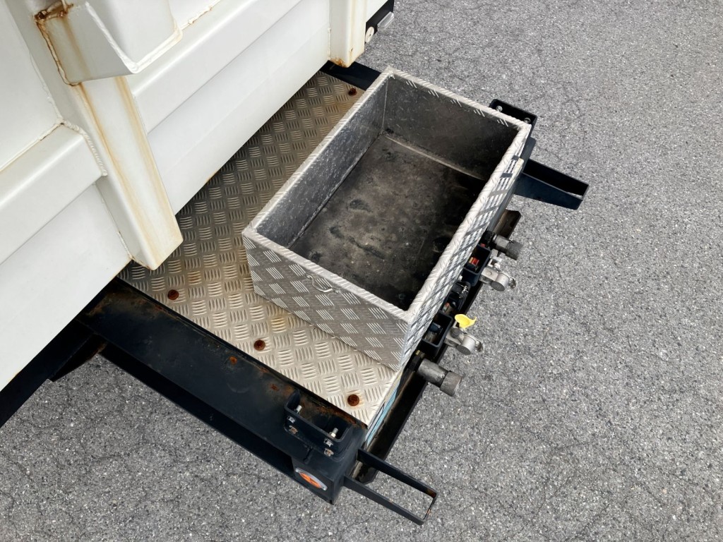 ボデー前方に物入れが付いています。|コダイラ KFL32改の写真39