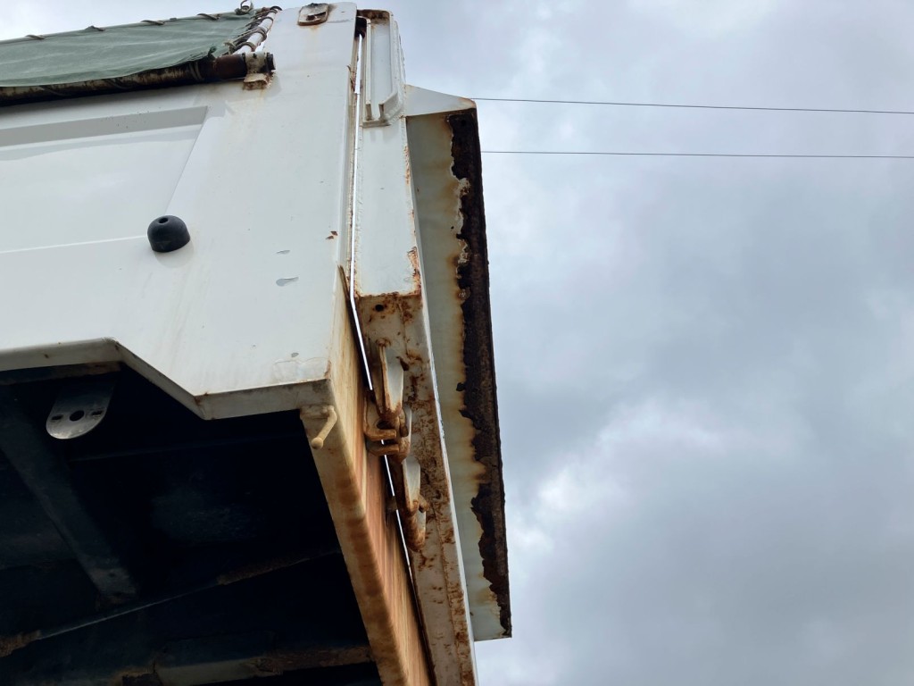 リヤゲート助手席側にすき間があります。|コダイラ KFL32改の写真46