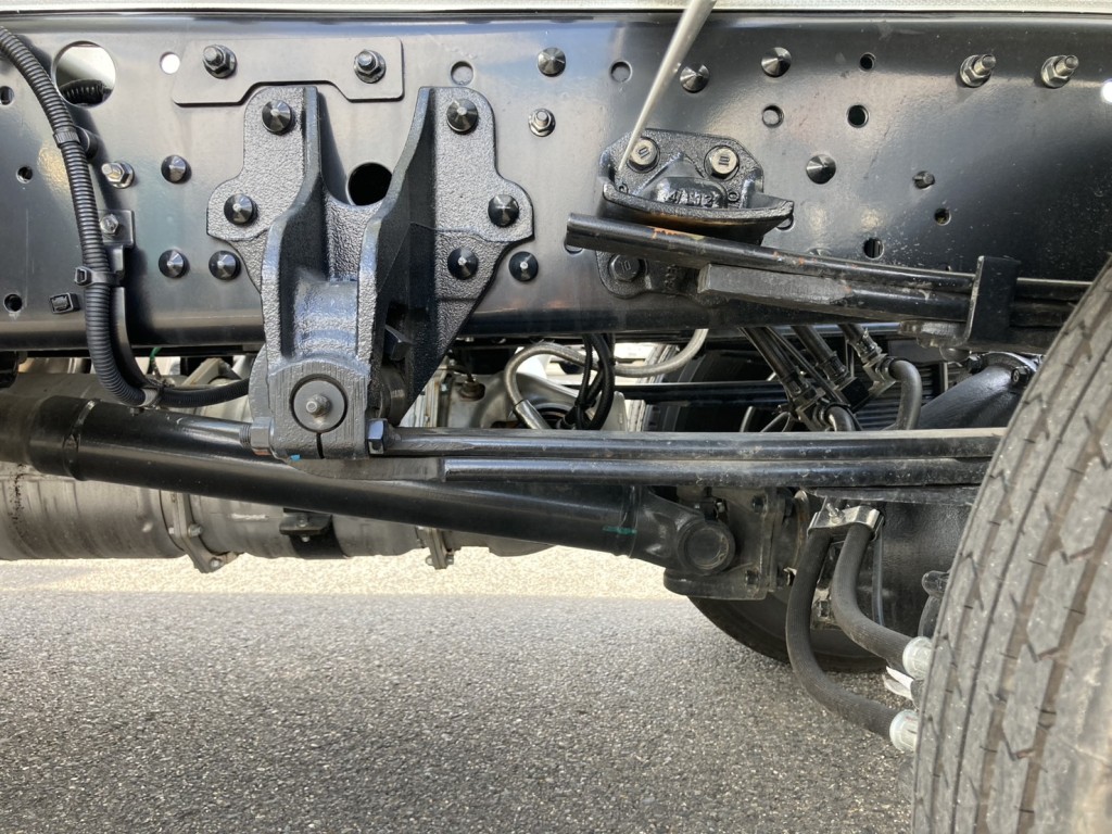 シャーシとスプリングの状態です。|三菱 ファイター 2KG-FK72F(2WD)の写真5