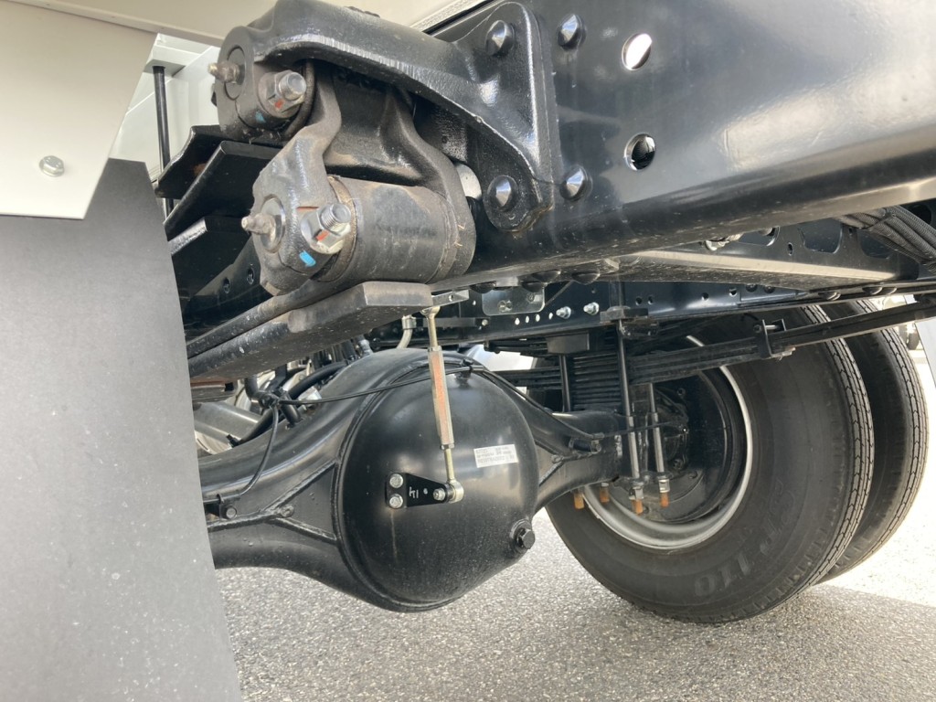 シャーシとデフとスプリングの状態です。|三菱 ファイター 2KG-FK72F(2WD)の写真7