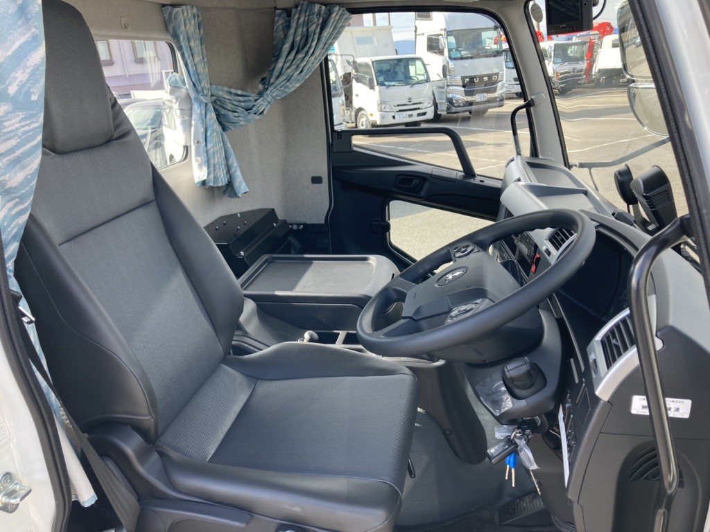 車内です。|三菱 ファイター 2KG-FK72F(2WD)の写真9