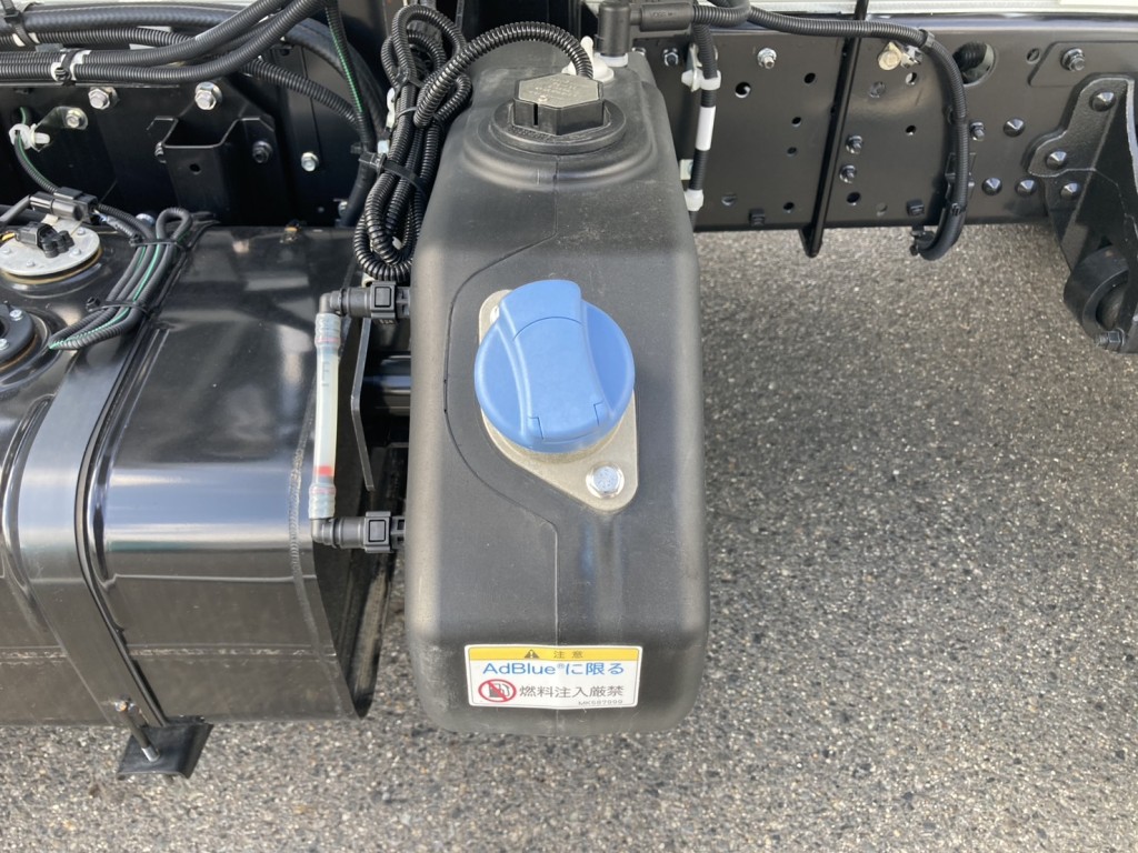 アドブルータンクです。|三菱 ファイター 2KG-FK72F(2WD)の写真36