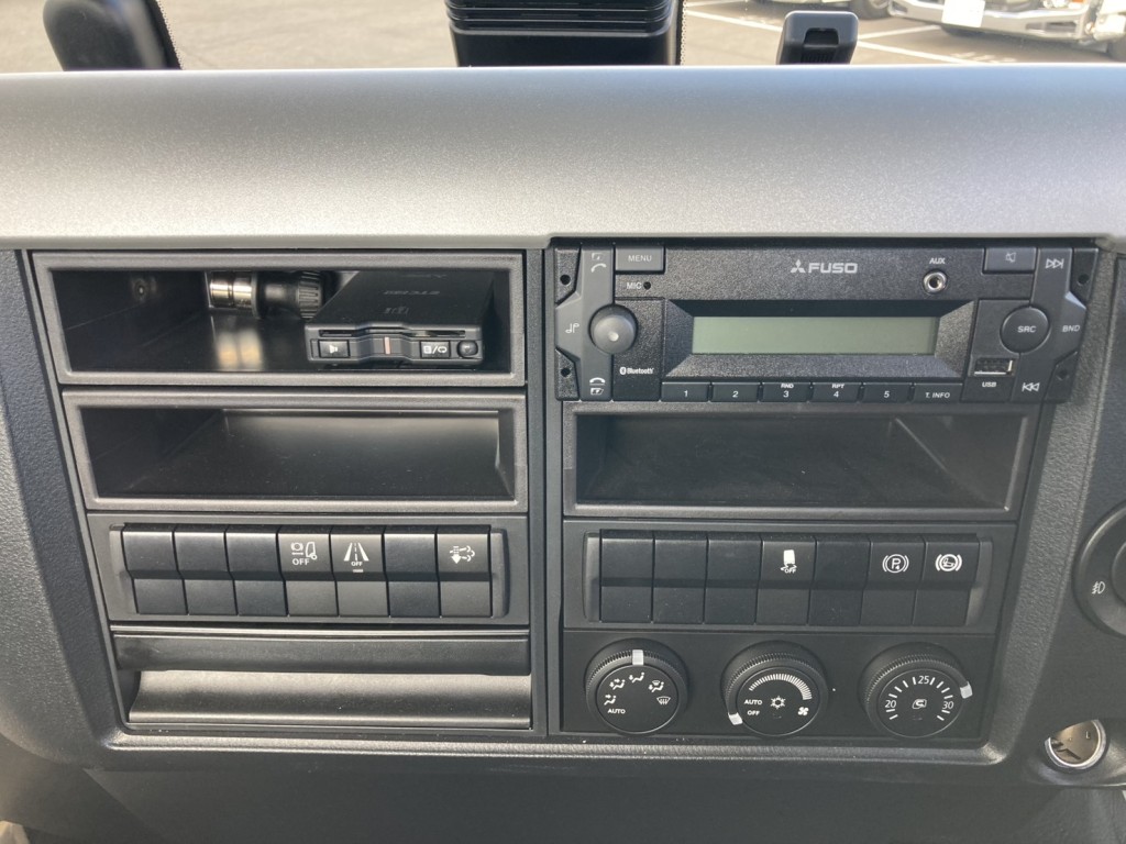 インパネ周りです。|三菱 ファイター 2KG-FK72F(2WD)の写真38