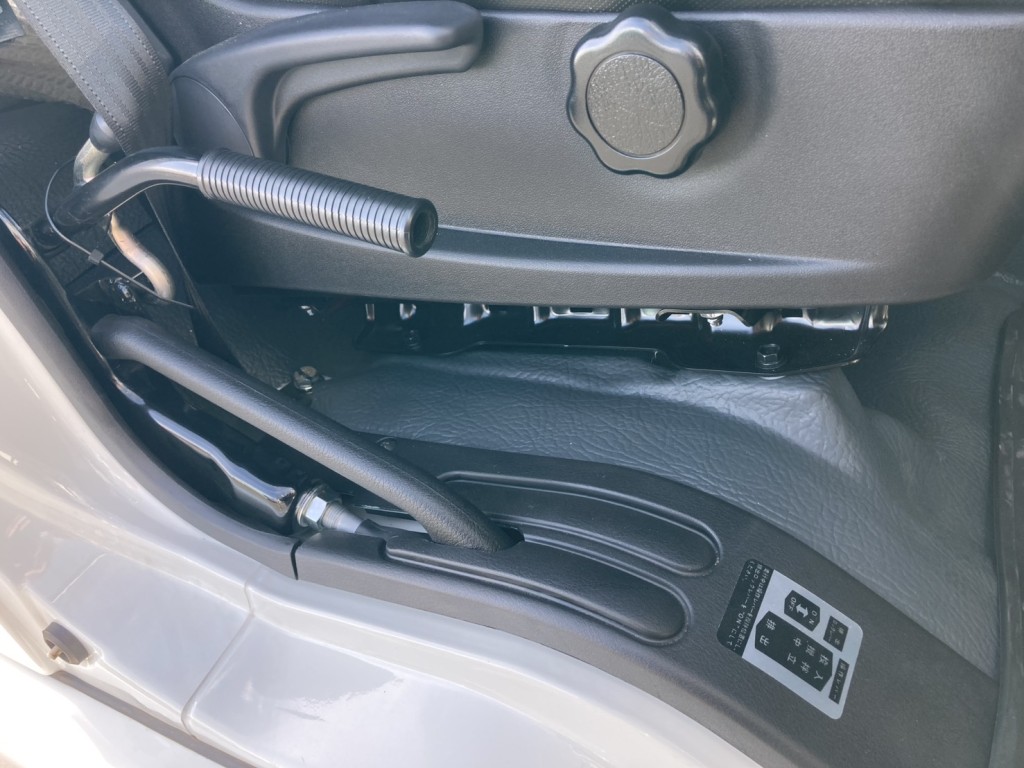 キャブ内の操作レバーです。|三菱 ファイター 2KG-FK72F(2WD)の写真39